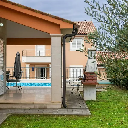 Nice In With Outdoor Swimming Pool 普拉
